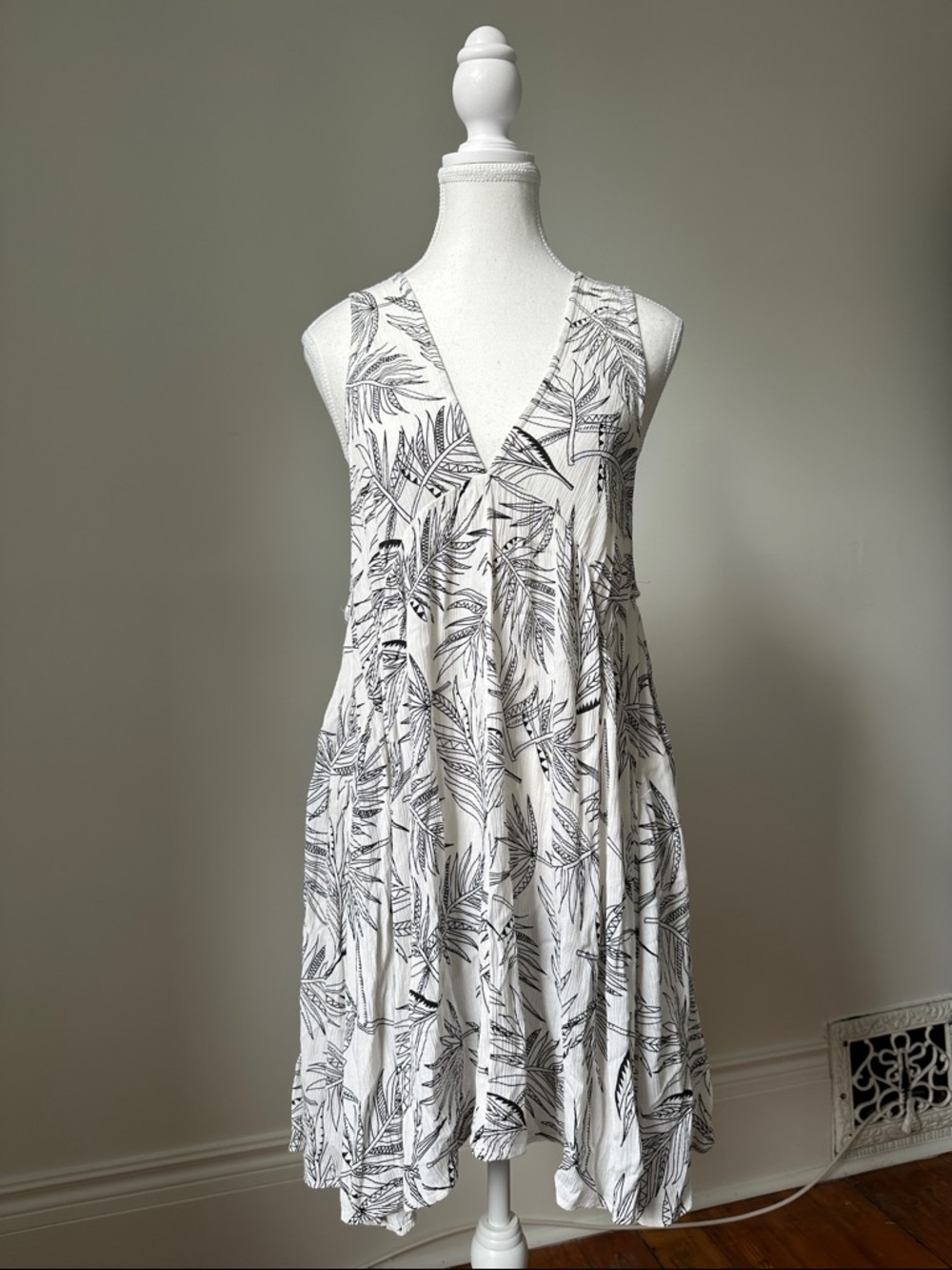 RIP CURL Tropical Flowy Vacation Summer Vneck Sleeveless Mini Dress Size Medium